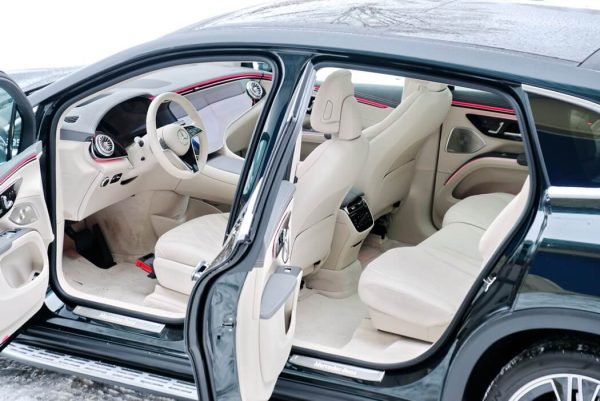 mercedes-eqs-suv_1050x701_12